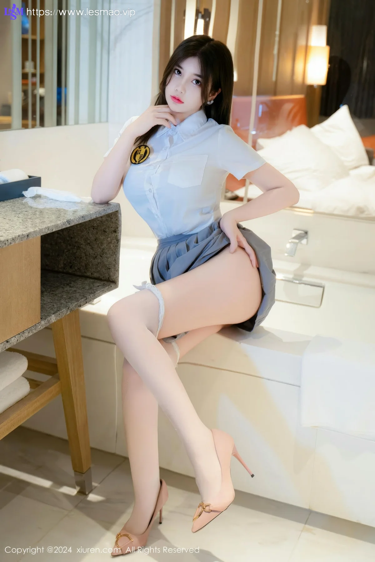 XiuRen 秀人 No.9066 周jojobaby 灰色短裙白色丝袜性感写真 - 29