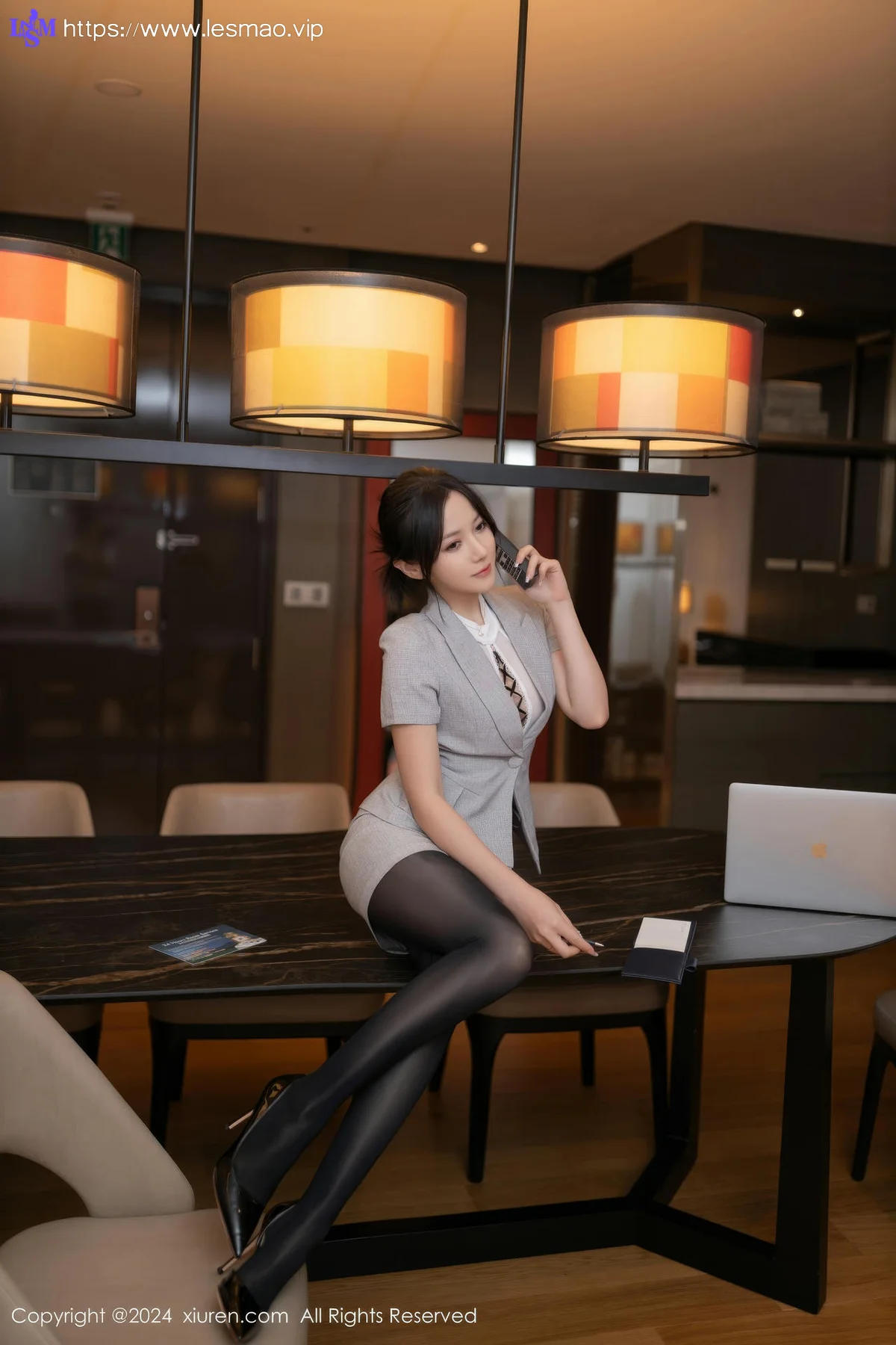 XiuRen 秀人 No.9189 鱼子酱Fish 灰色OL服饰韩国旅拍写真 - 11