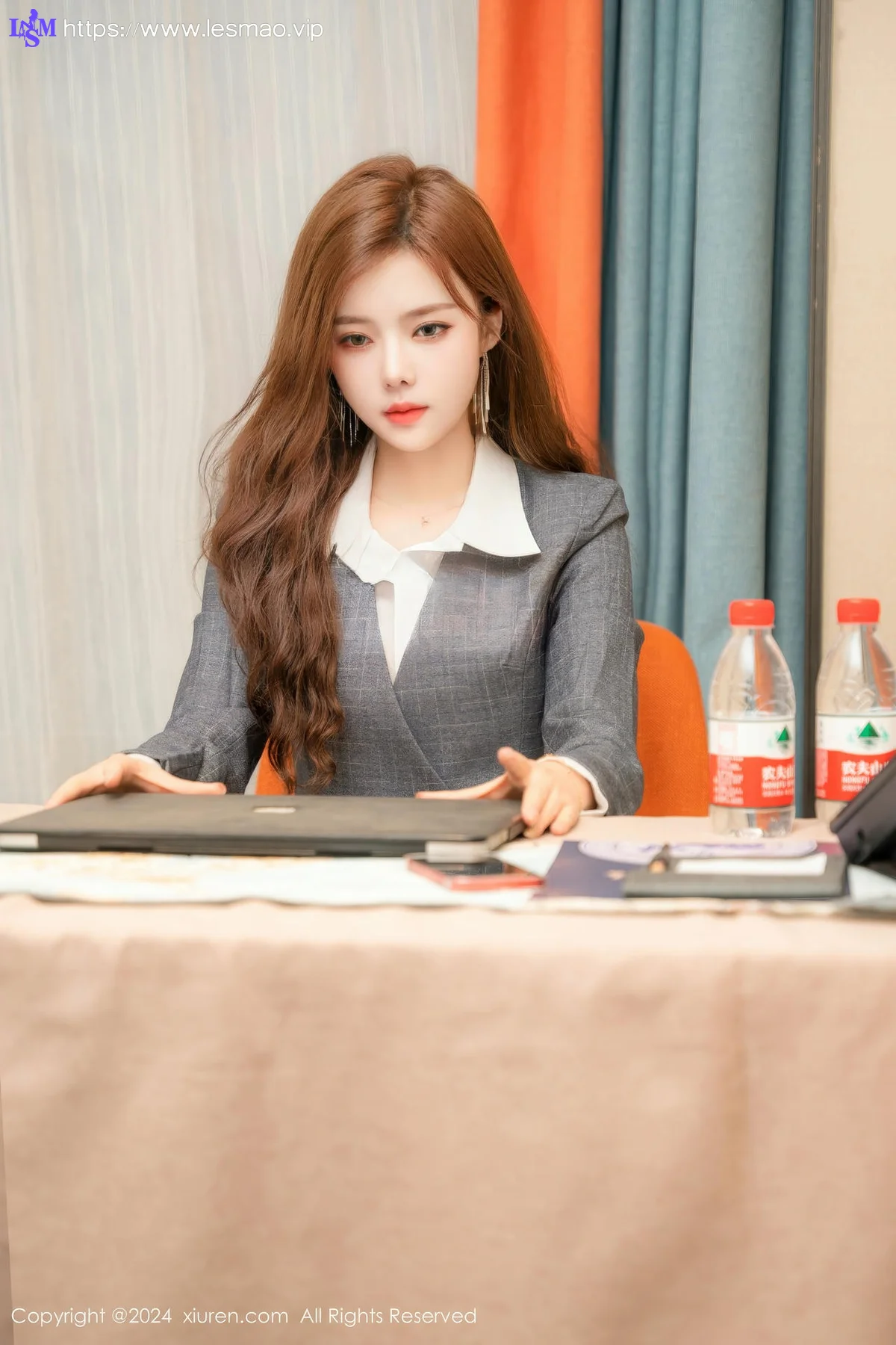 XiuRen 秀人 No.9201 拍黄瓜girl 灰色OL服饰 - 34
