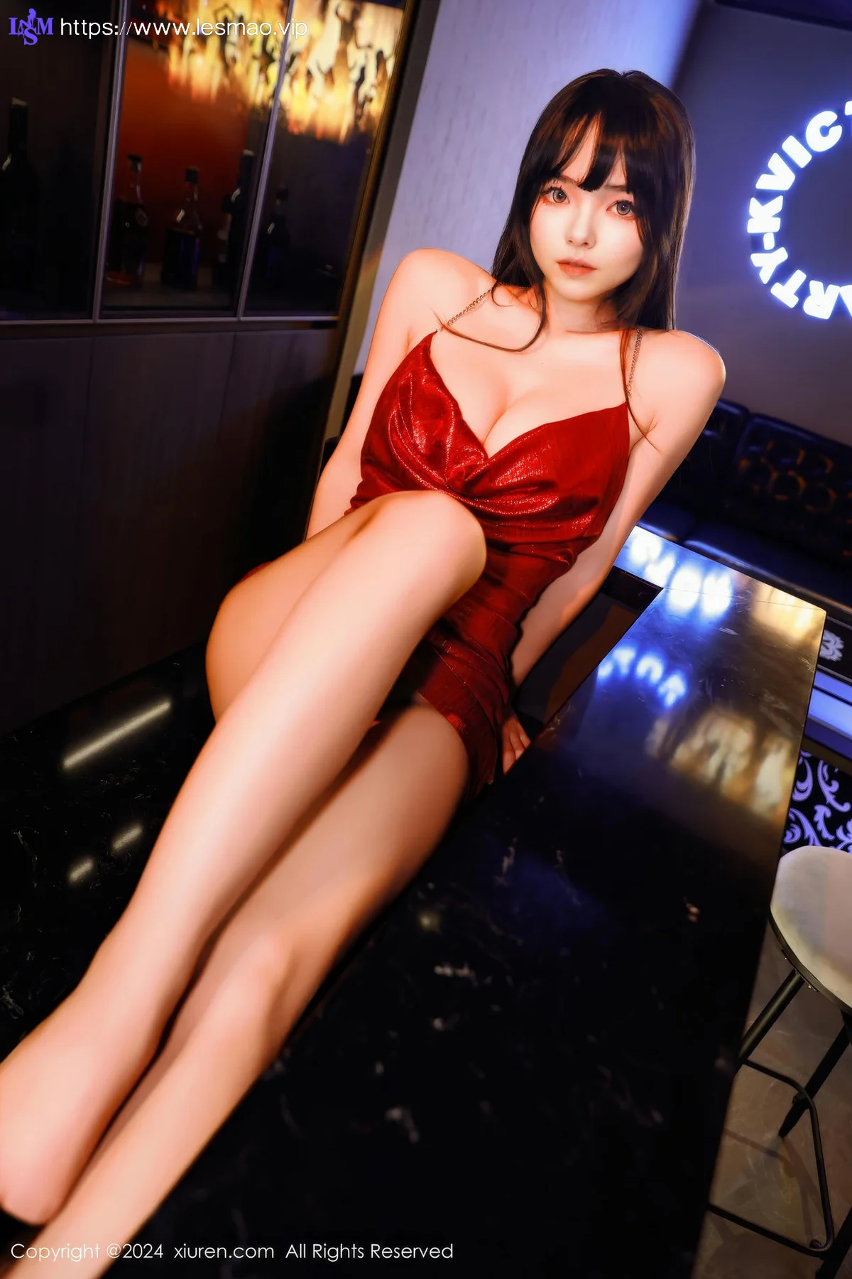 XiuRen 秀人 No.9295 叫我小猫香肩美女酒窖性感写真 - 32