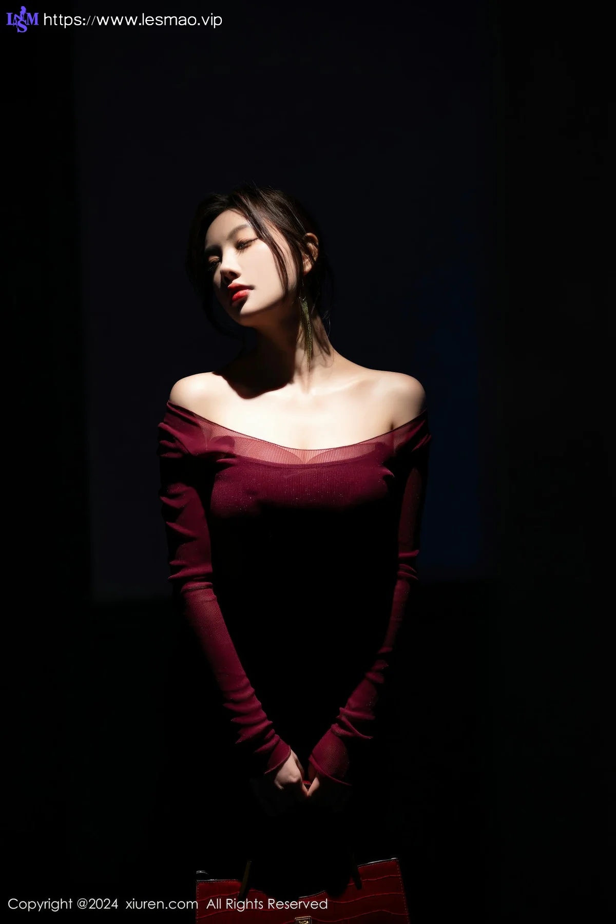 XiuRen 秀人 No.9348 杨晨晨Yome 香肩酒红美裙 - 18
