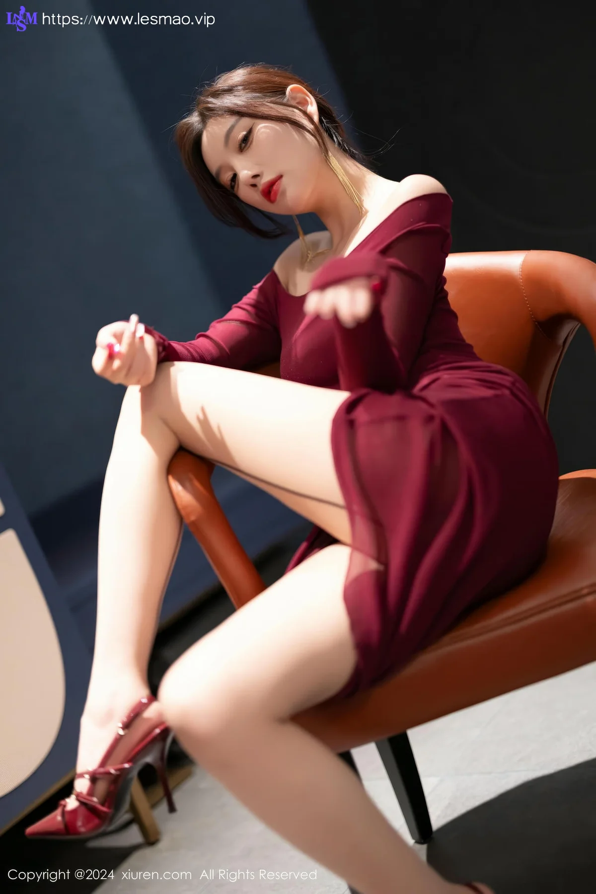 XiuRen 秀人 No.9348 杨晨晨Yome 香肩酒红美裙 - 29