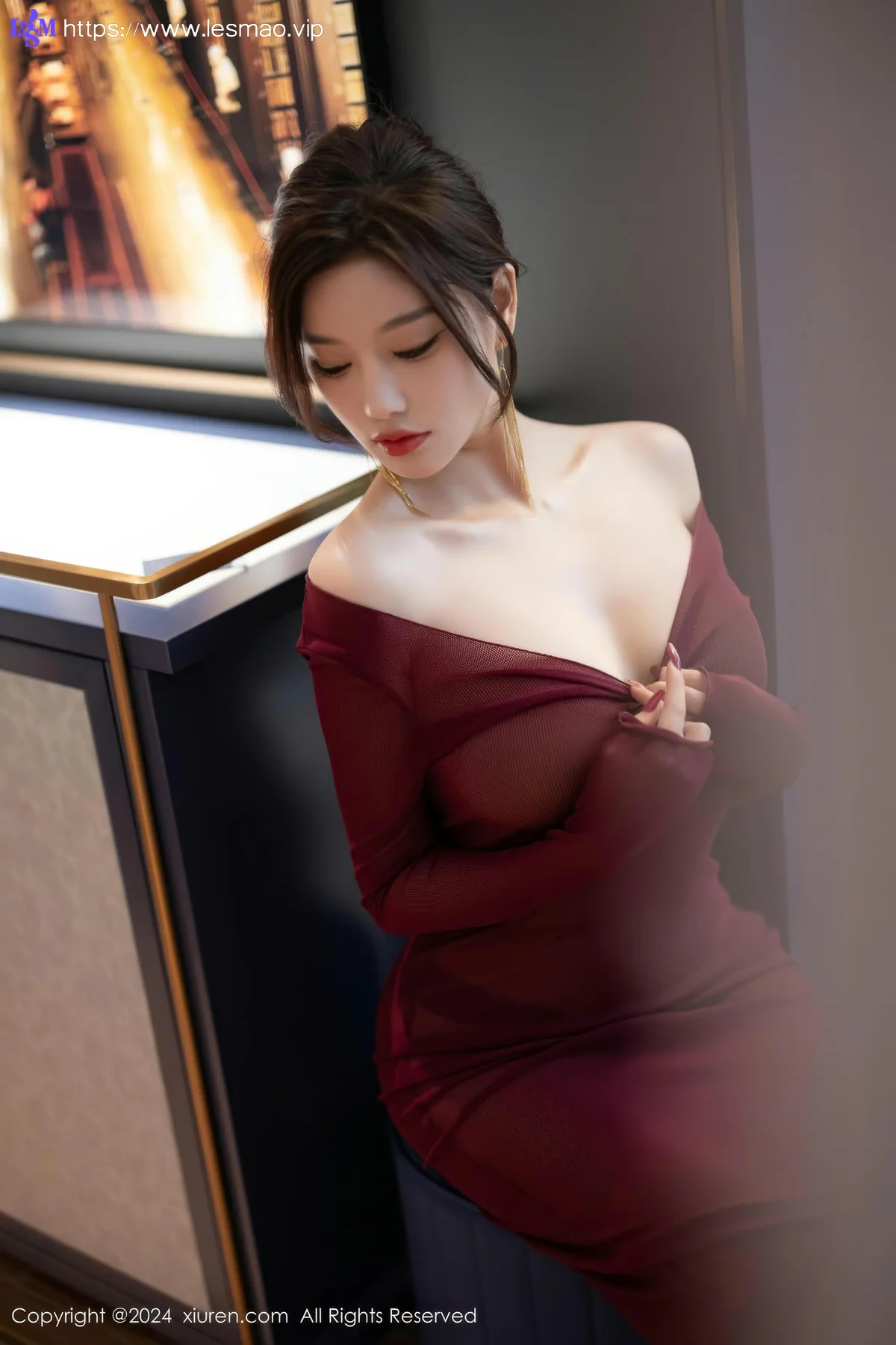 XiuRen 秀人 No.9348 杨晨晨Yome 香肩酒红美裙 - 54