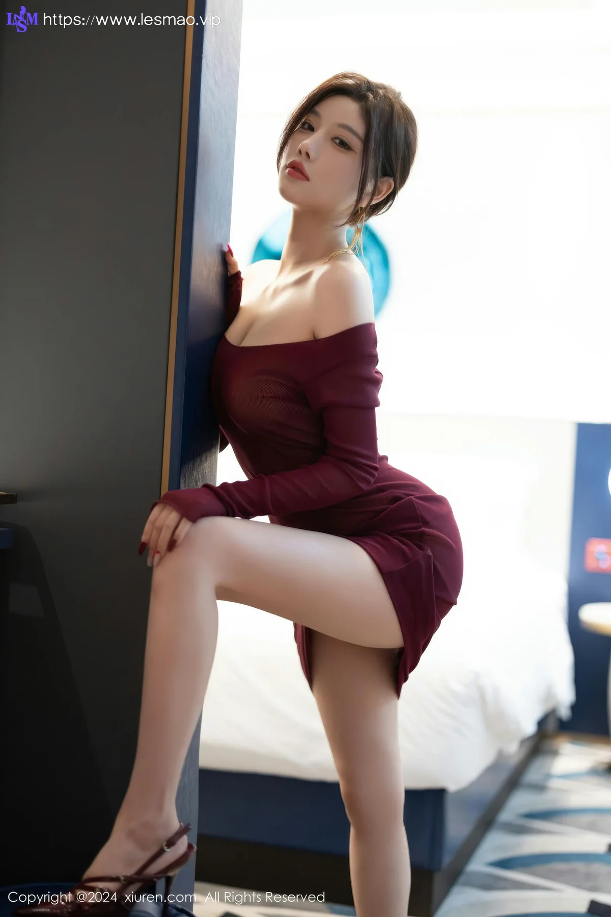 XiuRen 秀人 No.9348 杨晨晨Yome 香肩酒红美裙 - 58