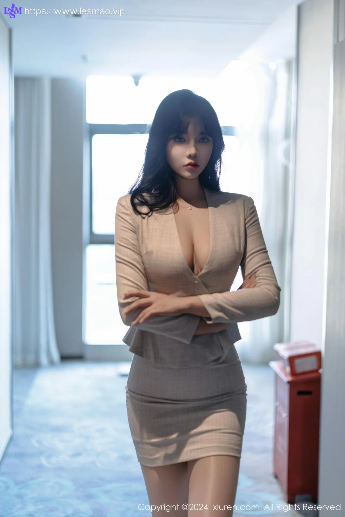 XiuRen 秀人 No.9398 娜比 低领爆乳ol制服 - 18