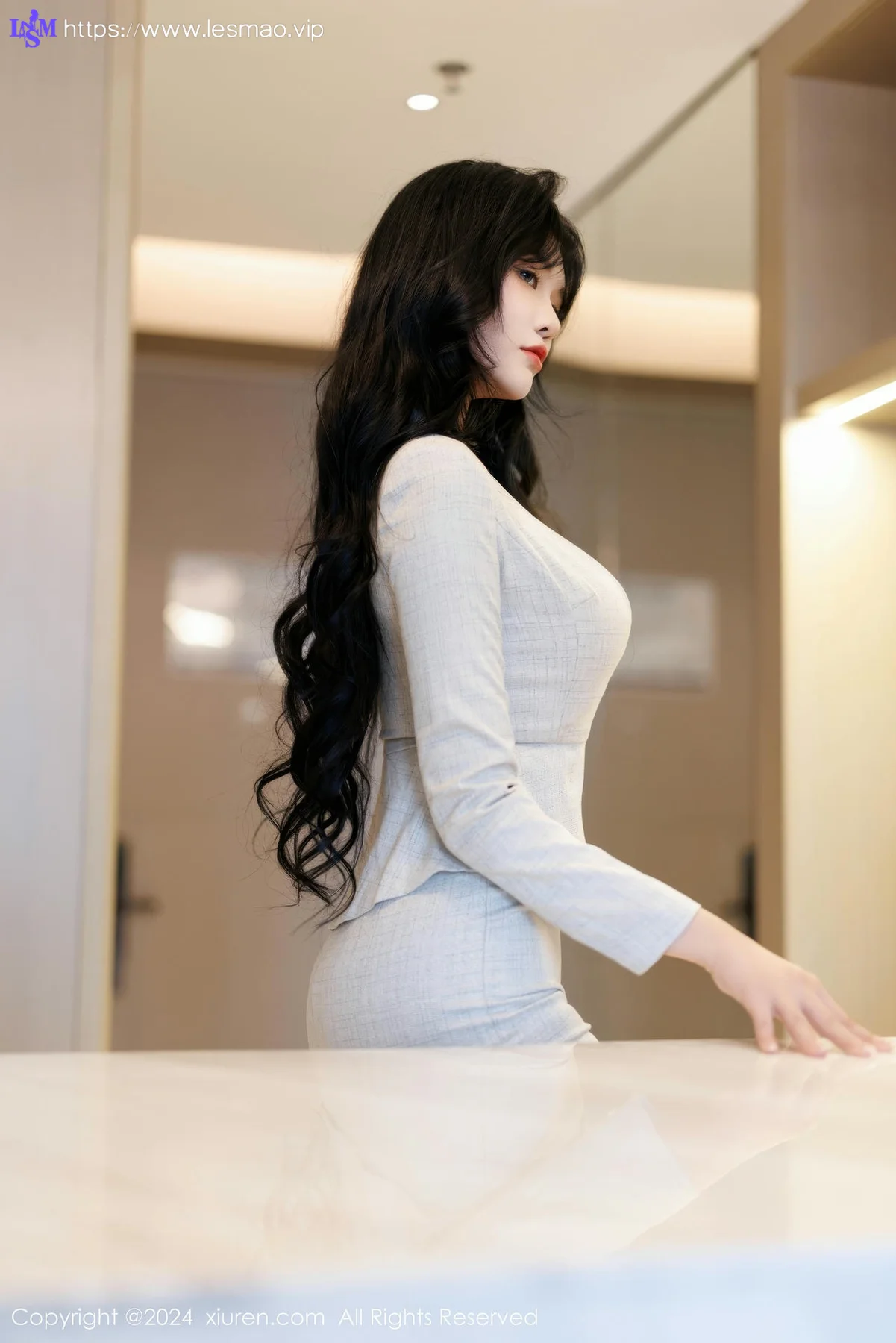XiuRen 秀人 No.9398 娜比 低领爆乳ol制服 - 21