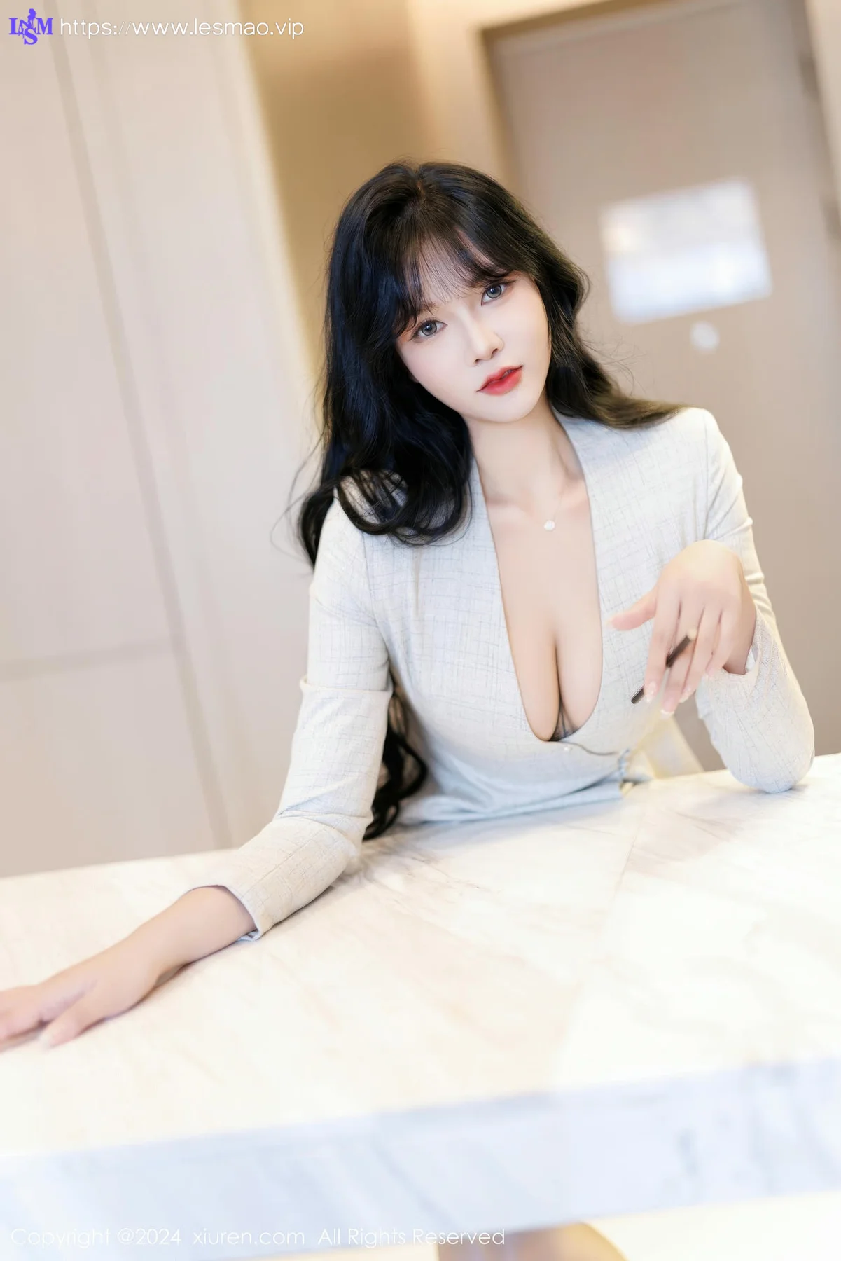 XiuRen 秀人 No.9398 娜比 低领爆乳ol制服 - 27