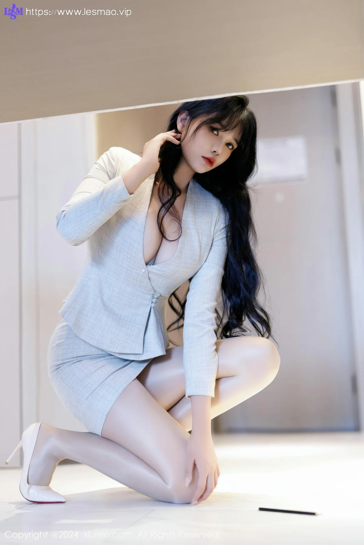 XiuRen 秀人 No.9398 娜比 低领爆乳ol制服 - 31