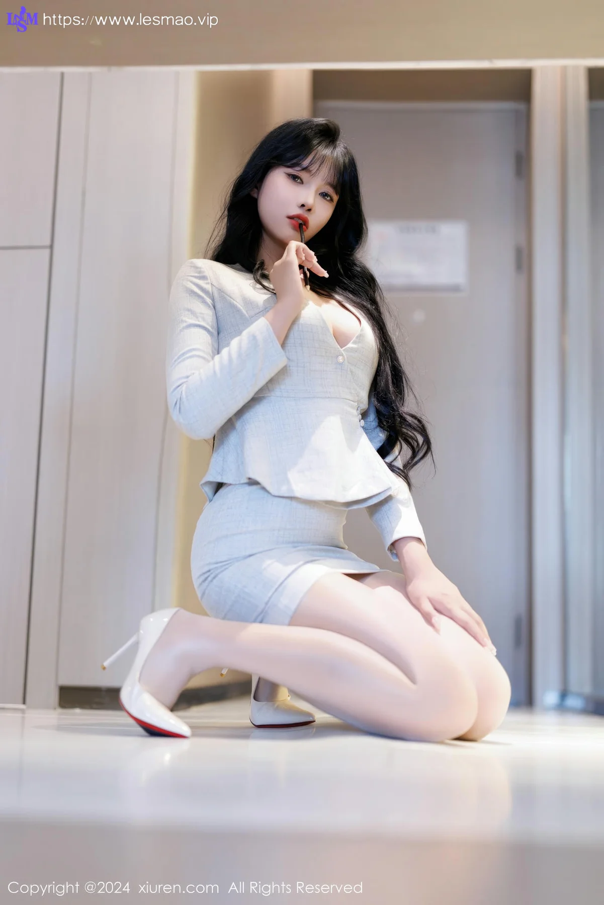XiuRen 秀人 No.9398 娜比 低领爆乳ol制服 - 35