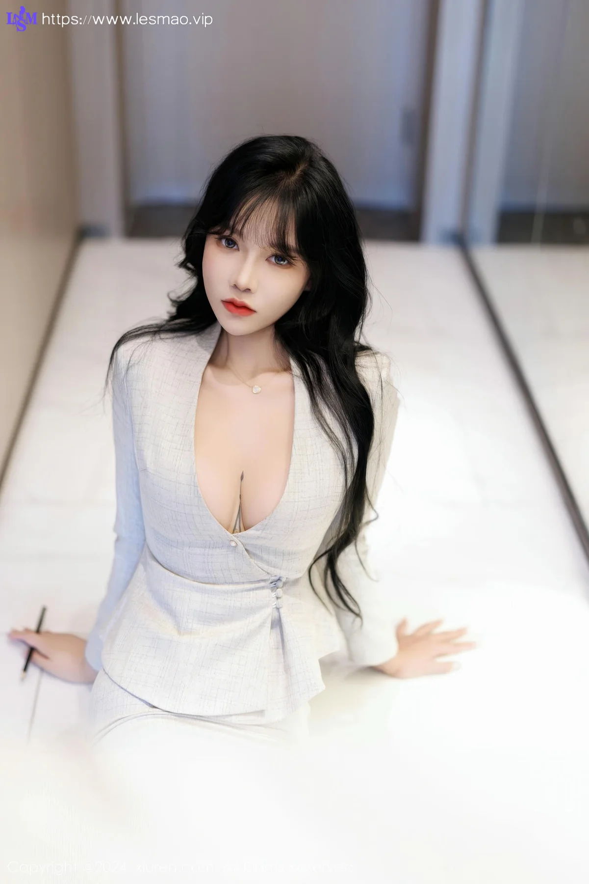 XiuRen 秀人 No.9398 娜比 低领爆乳ol制服 - 36