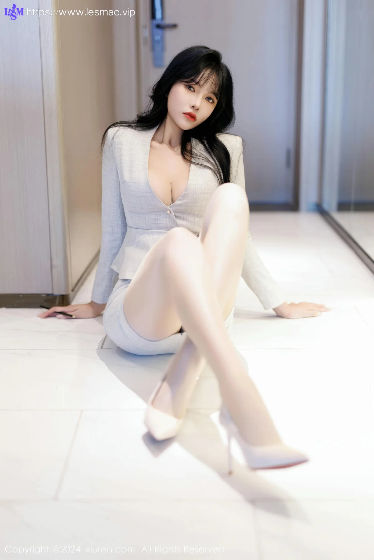 XiuRen 秀人 No.9398 娜比 低领爆乳ol制服 - 37