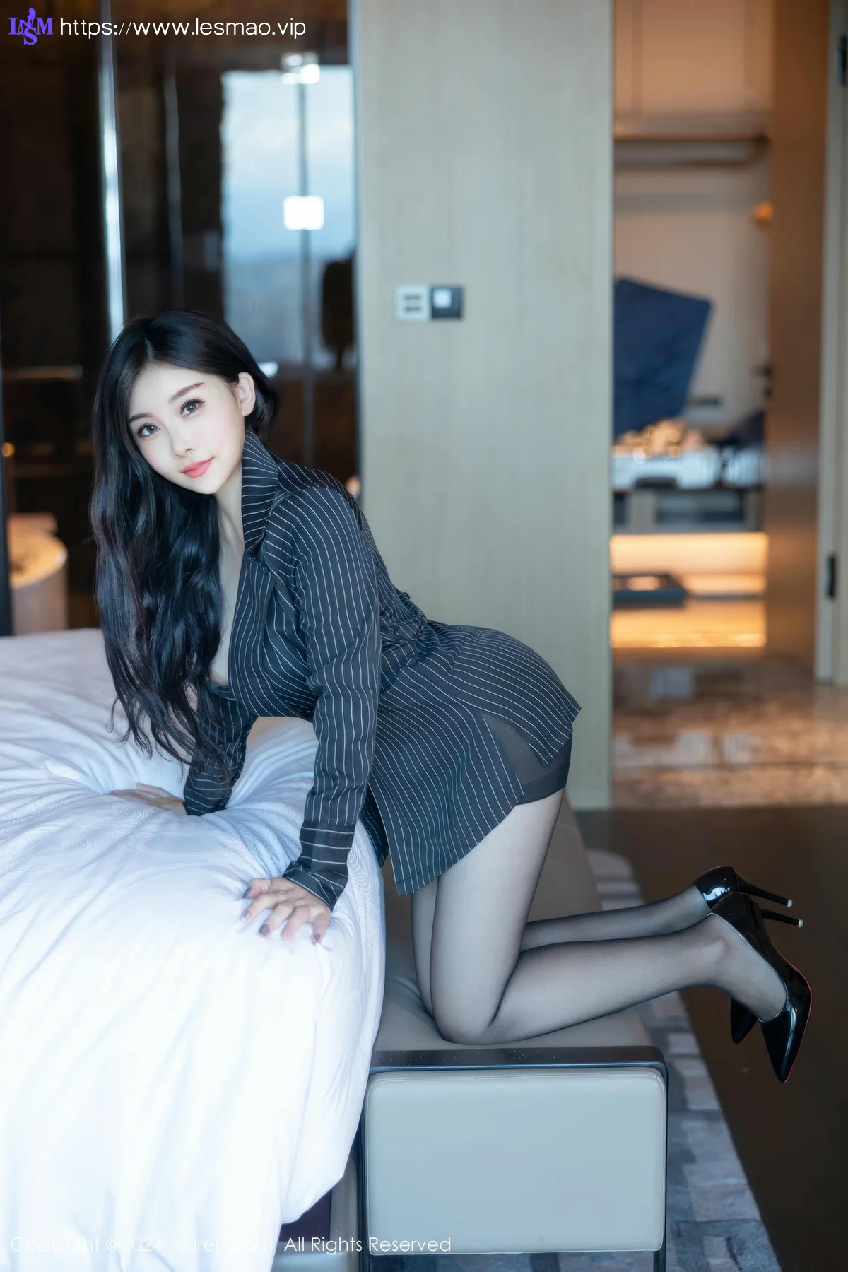XiuRen 秀人 No.9410 白洁Bessie爆乳ol制服 - 14