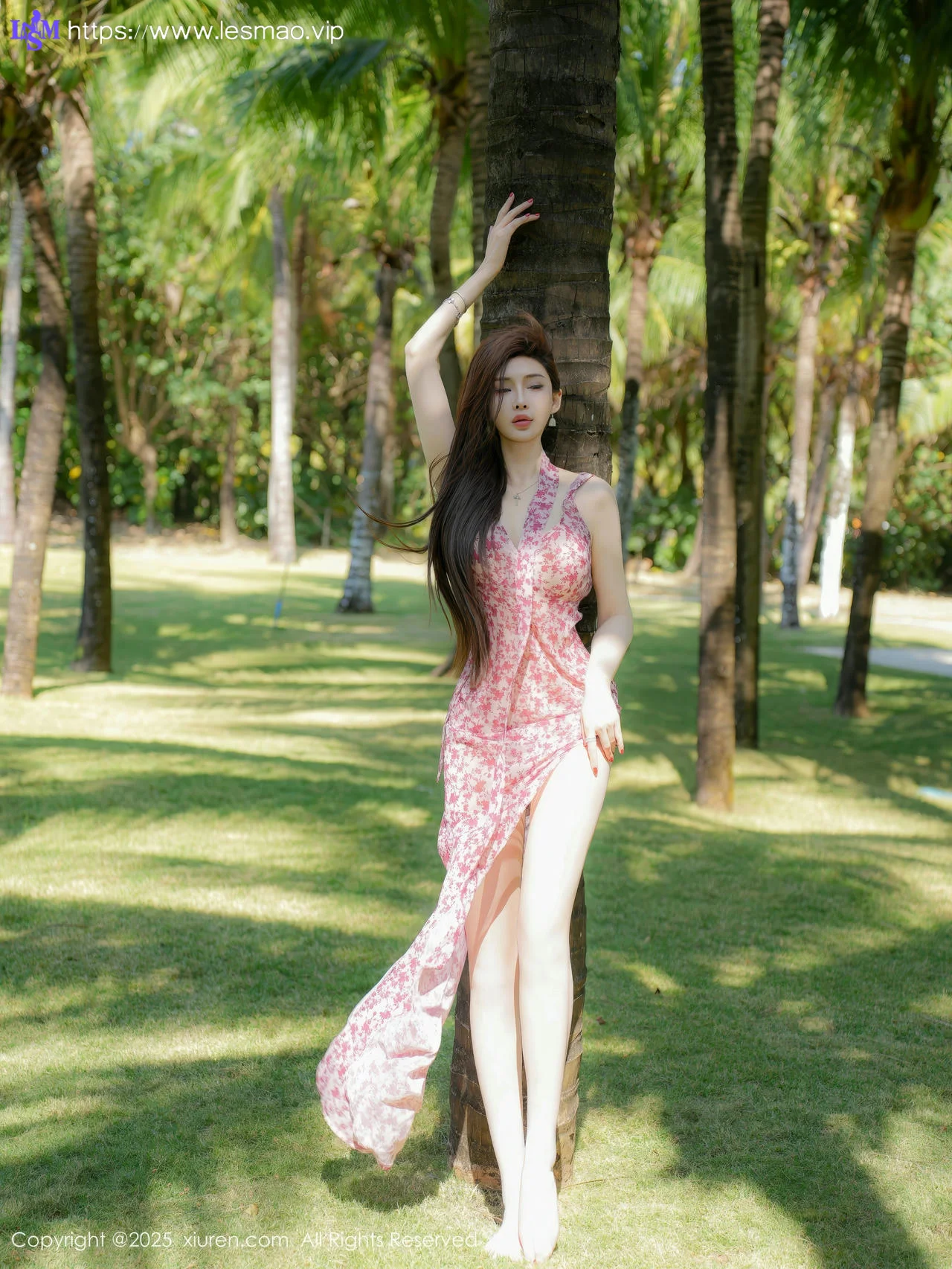 XiuRen 秀人 No.9736 Caro周妍希 户外美裙写真 - 18