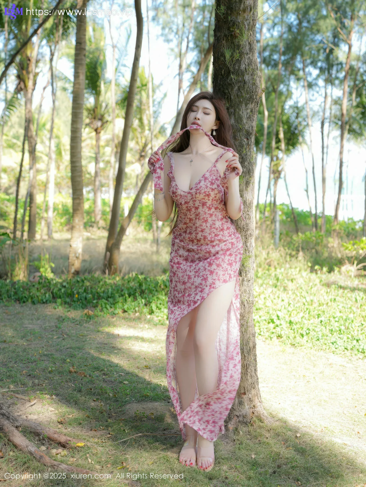 XiuRen 秀人 No.9736 Caro周妍希 户外美裙写真 - 25