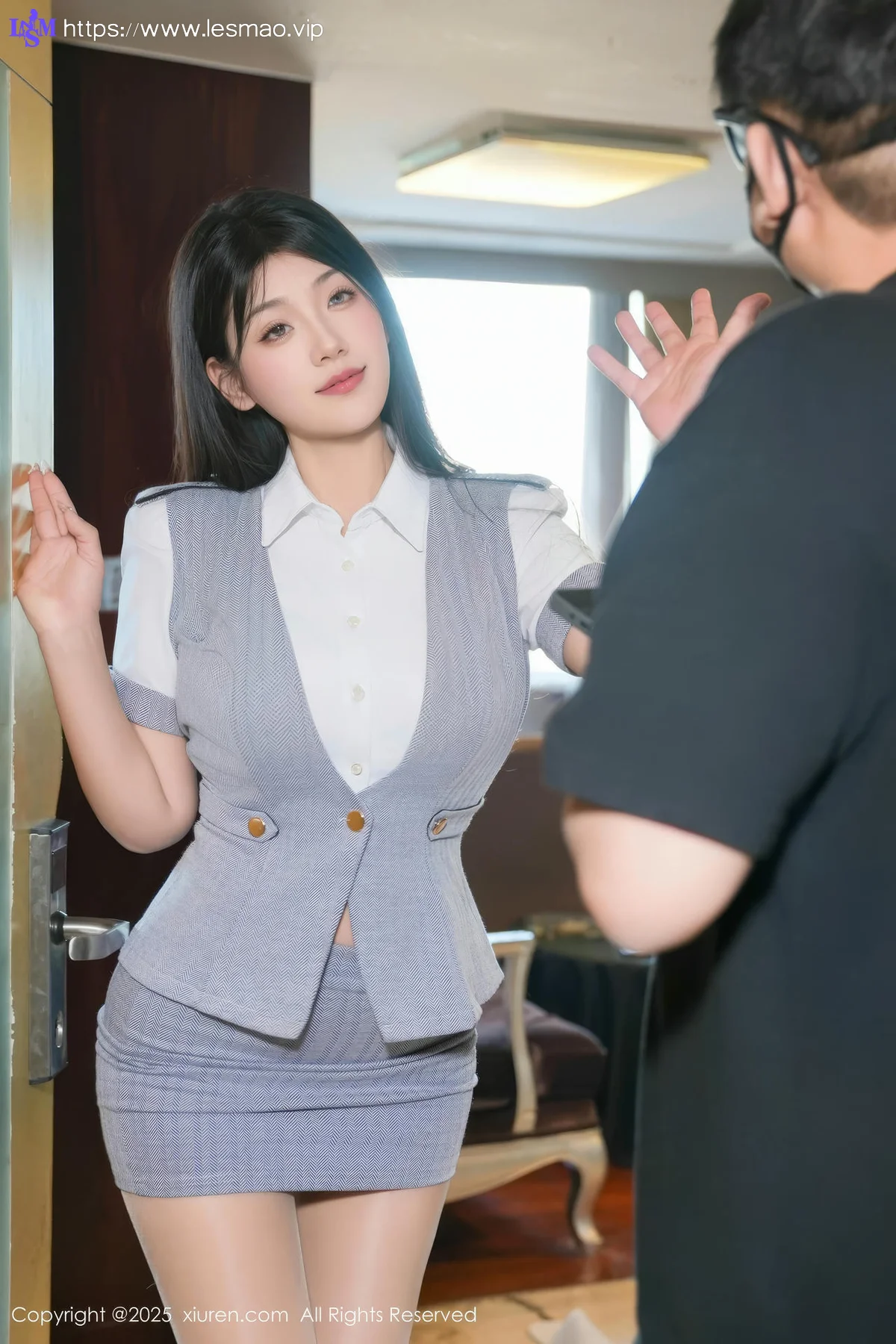 XiuRen 秀人 No.9930 小泡芙 翘臀制服情景写真 - 11