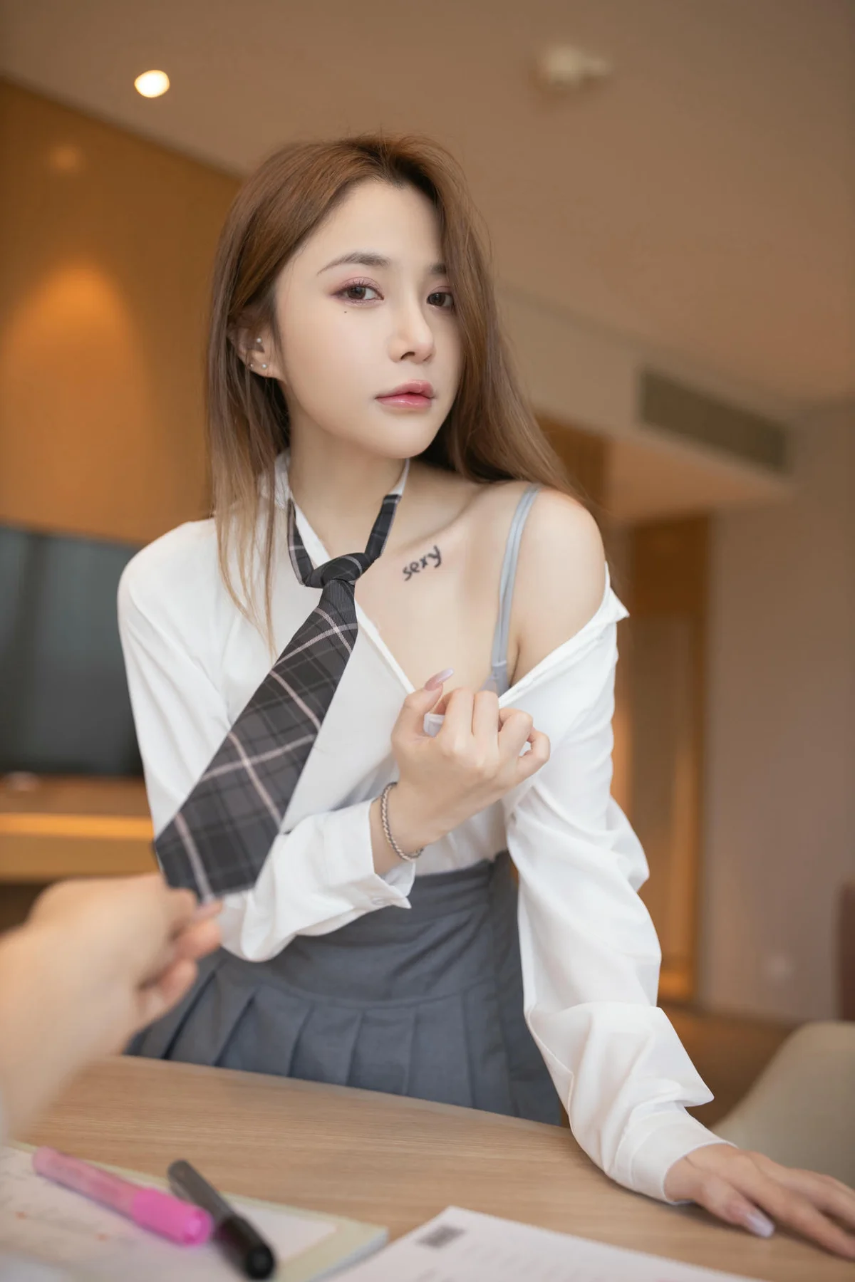 XiuRen 秀人 No.N019 鱼子酱Fish性感制服jk短裙 - 21