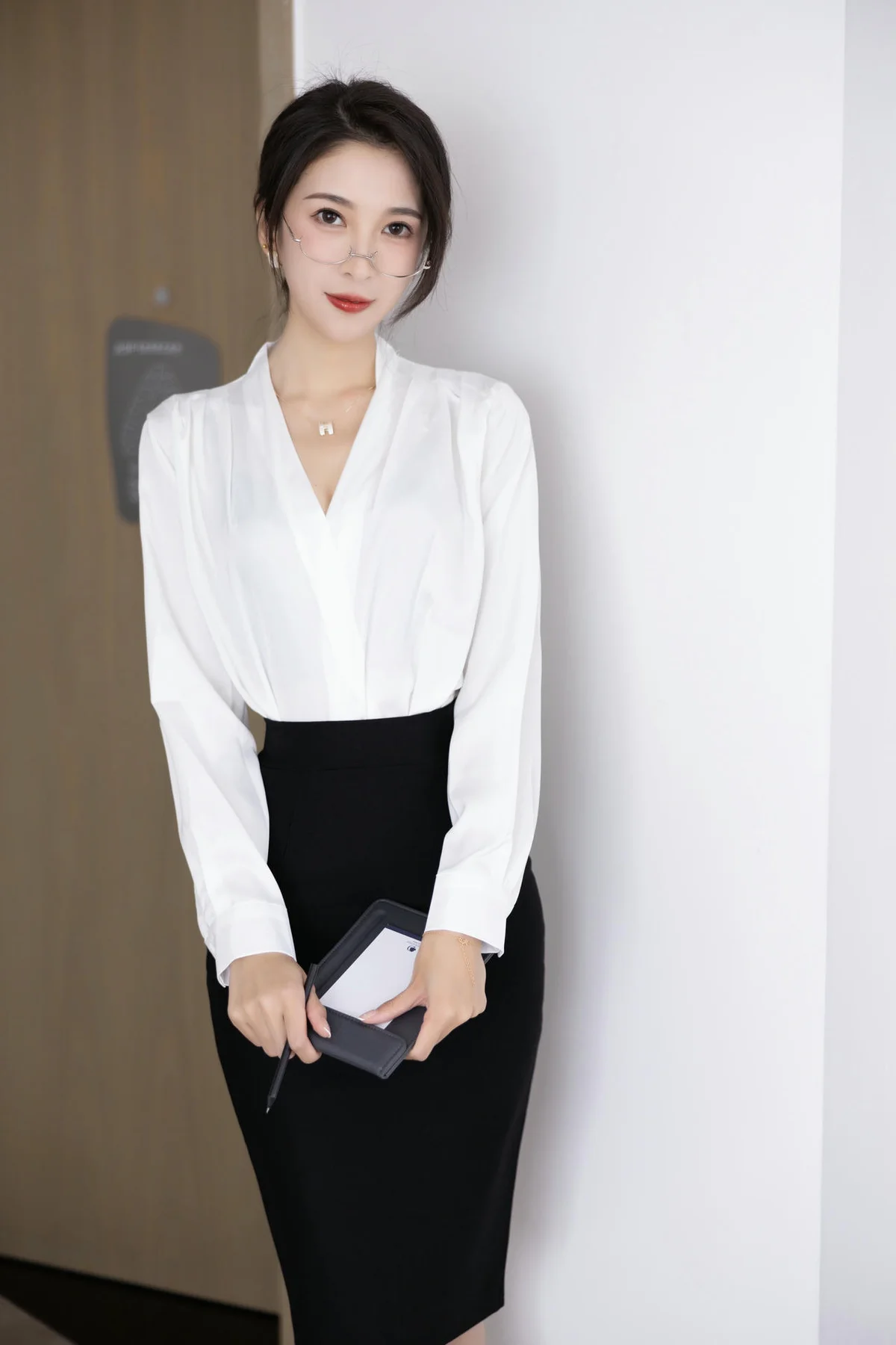 XiuRen 秀人 No.N051 林乐一办公室ol长腿写真 - 11