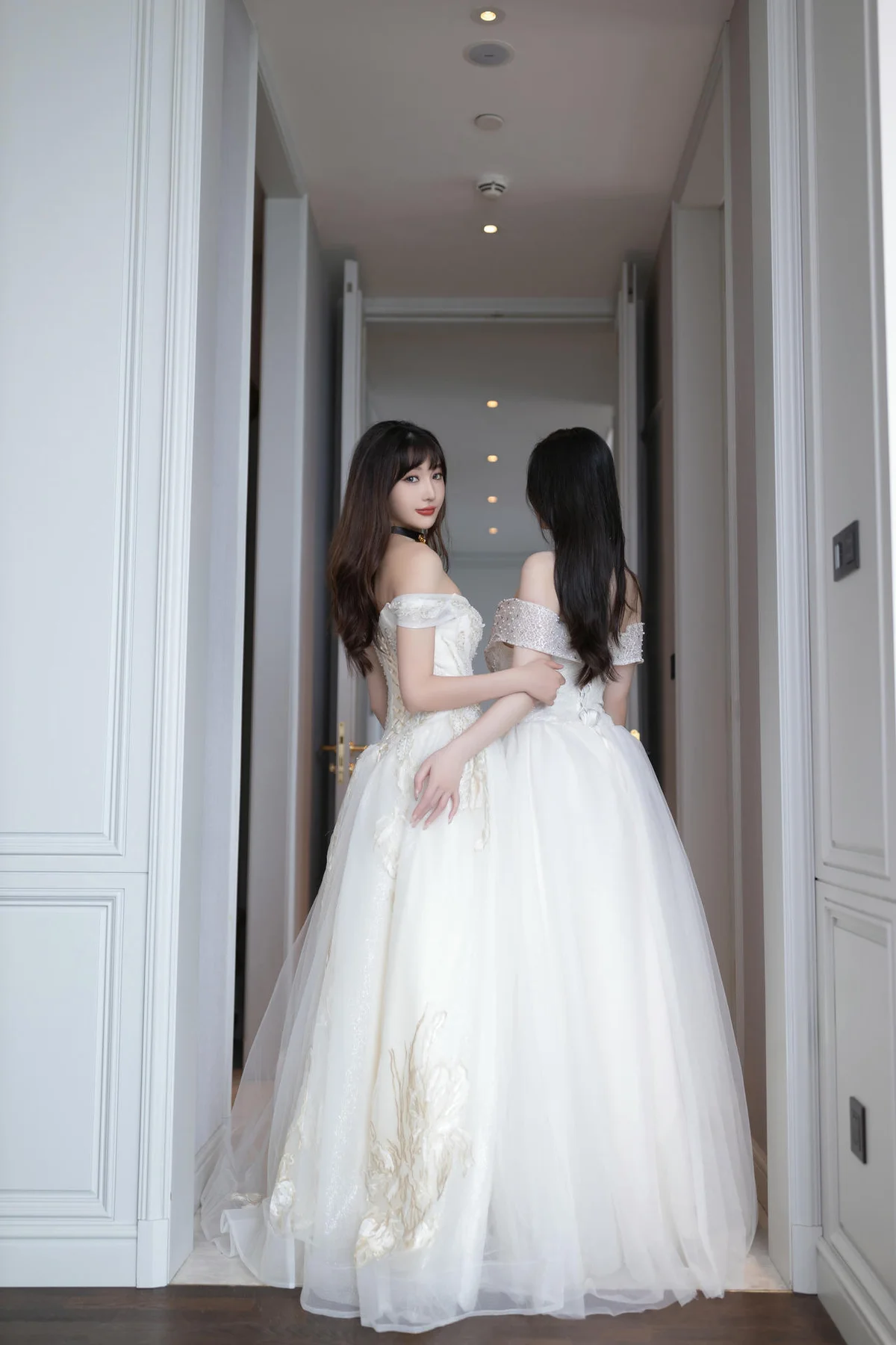 XiuRen 秀人 No.N080 是小逗逗和陆萱萱双人婚纱 - 12