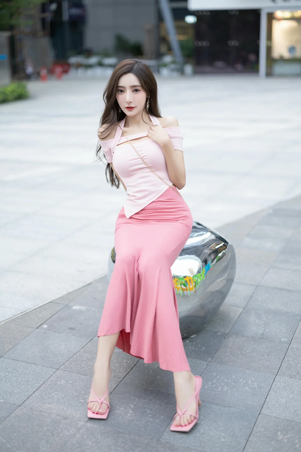 XiuRen 秀人 No.N300 王馨瑶制服小奶牛街拍写真 - 14