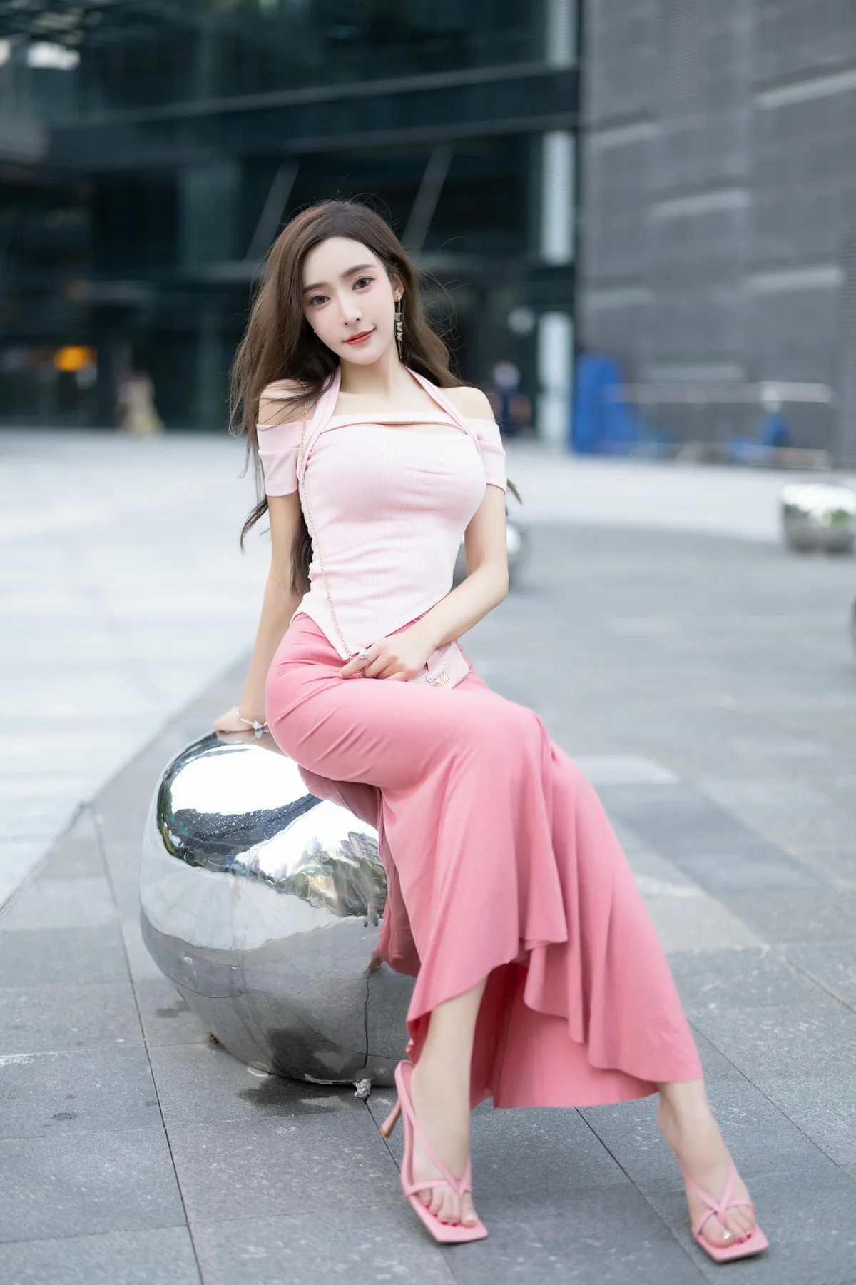 XiuRen 秀人 No.N300 王馨瑶制服小奶牛街拍写真 - 15