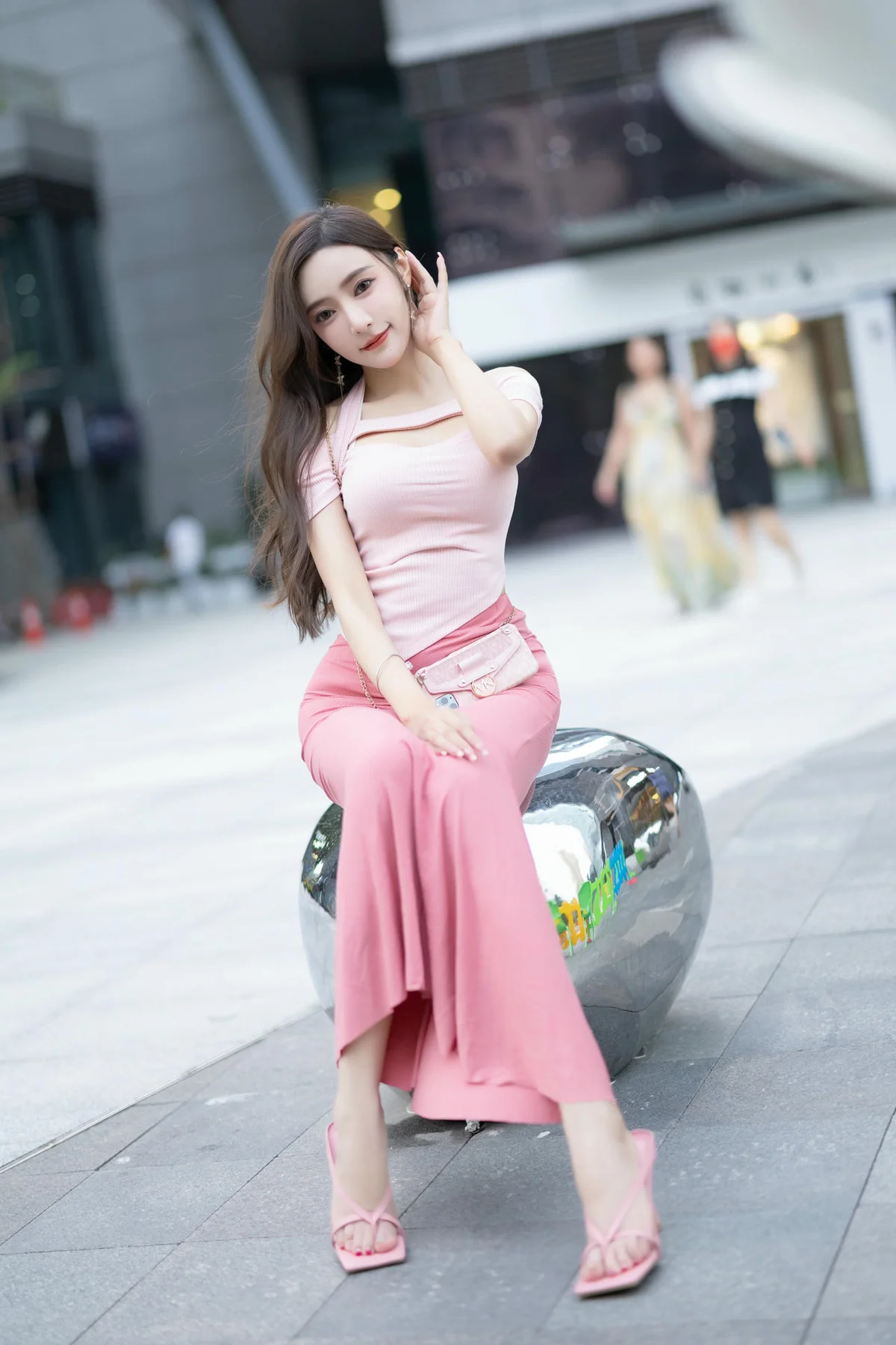 XiuRen 秀人 No.N300 王馨瑶制服小奶牛街拍写真 - 16