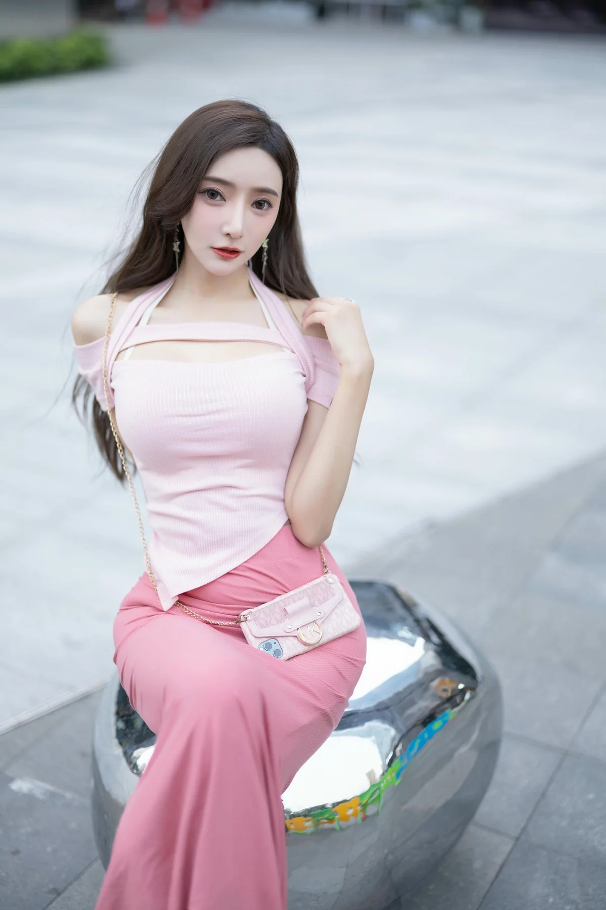 XiuRen 秀人 No.N300 王馨瑶制服小奶牛街拍写真 - 17