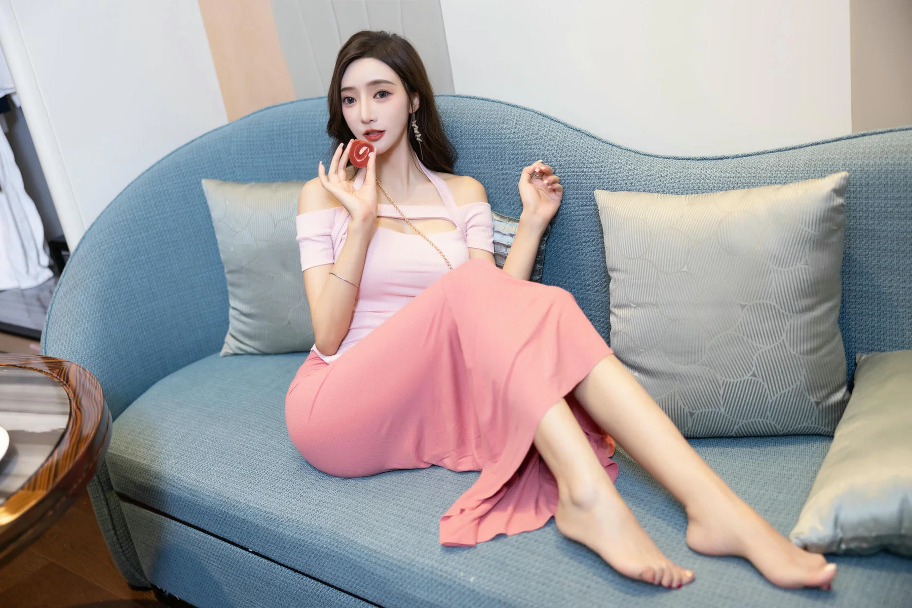 XiuRen 秀人 No.N300 王馨瑶制服小奶牛街拍写真 - 22