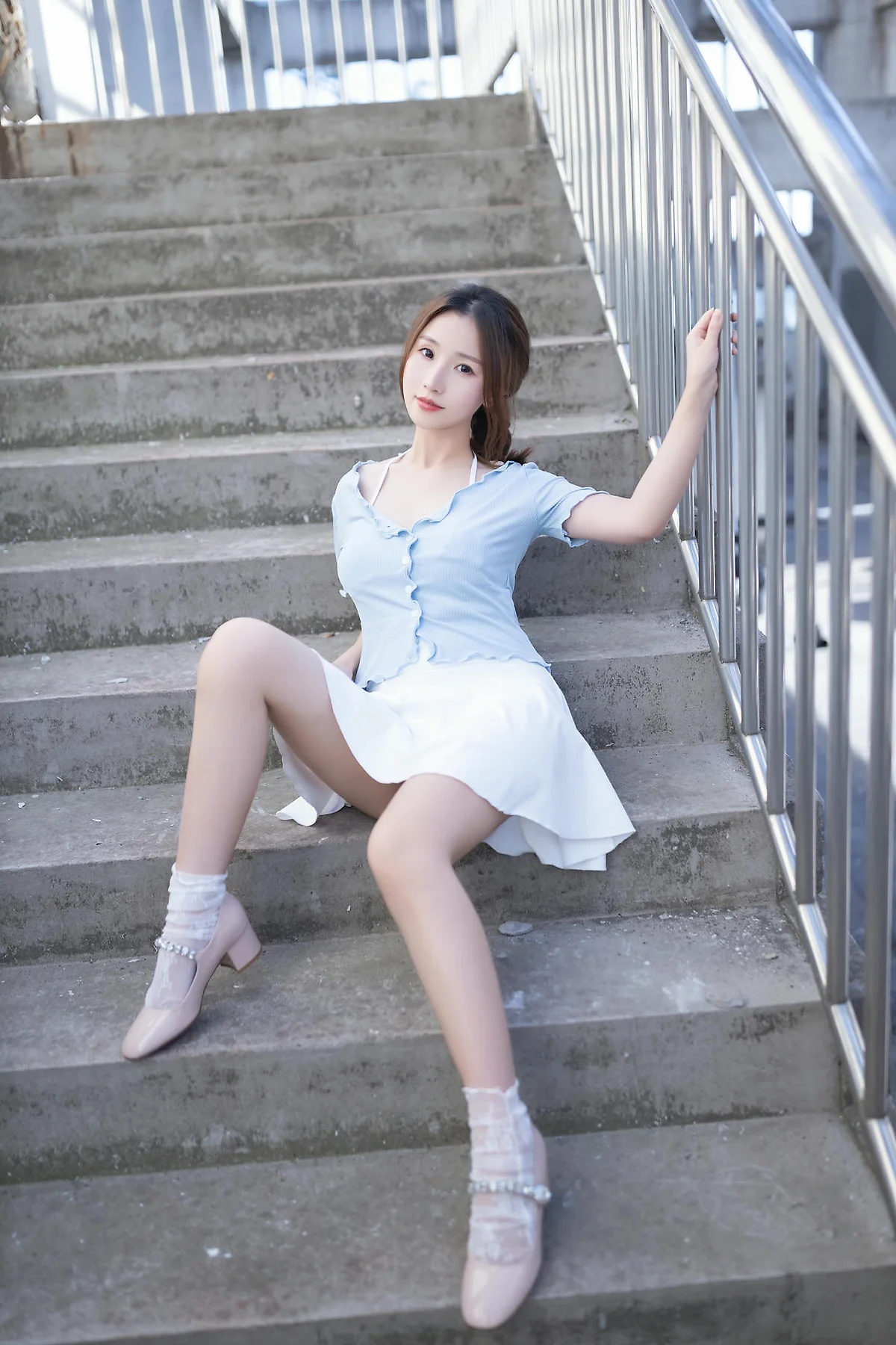 XiuRen 秀人 No.N378 杏子白色短裙天台写真 - 13