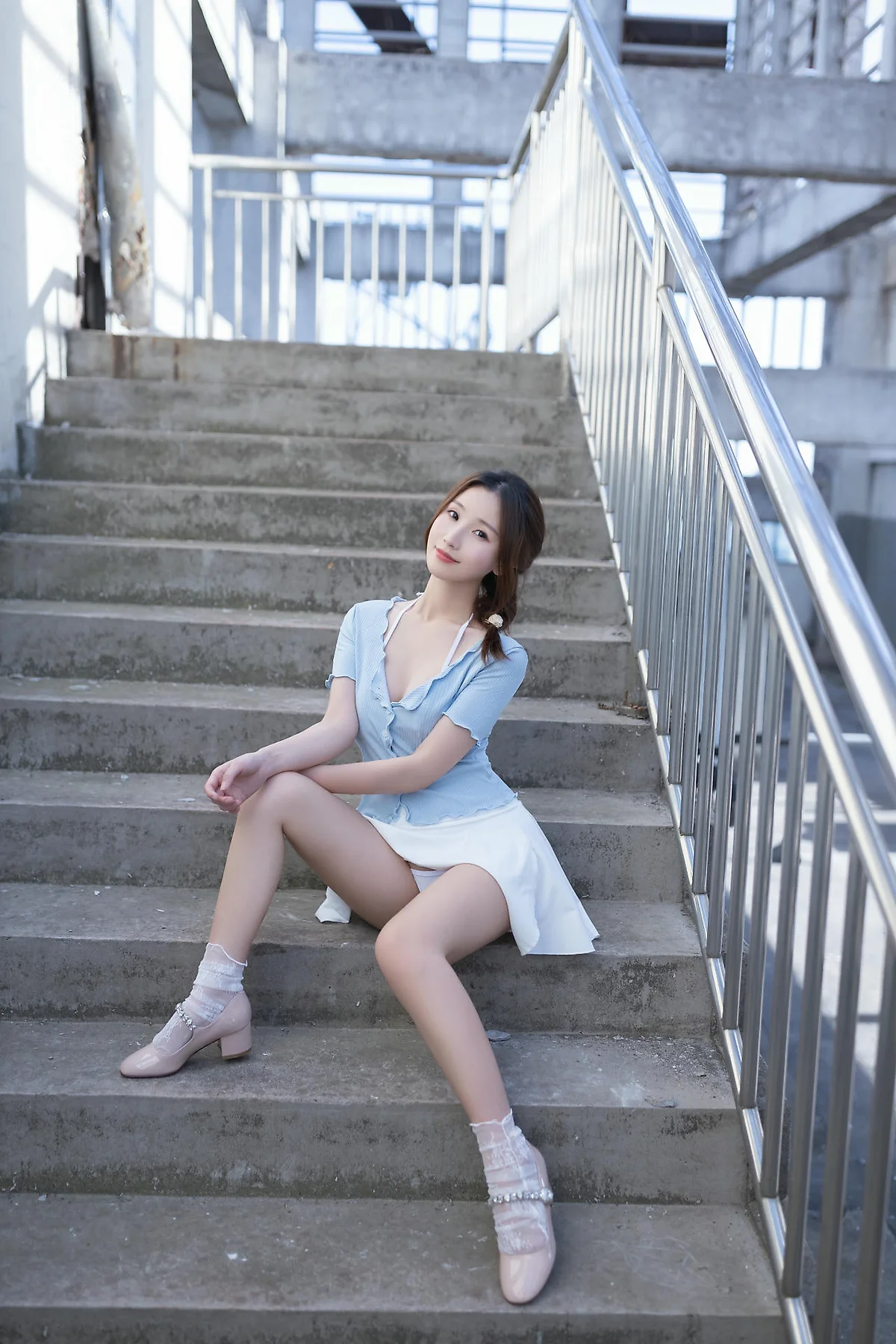 XiuRen 秀人 No.N378 杏子白色短裙天台写真 - 14