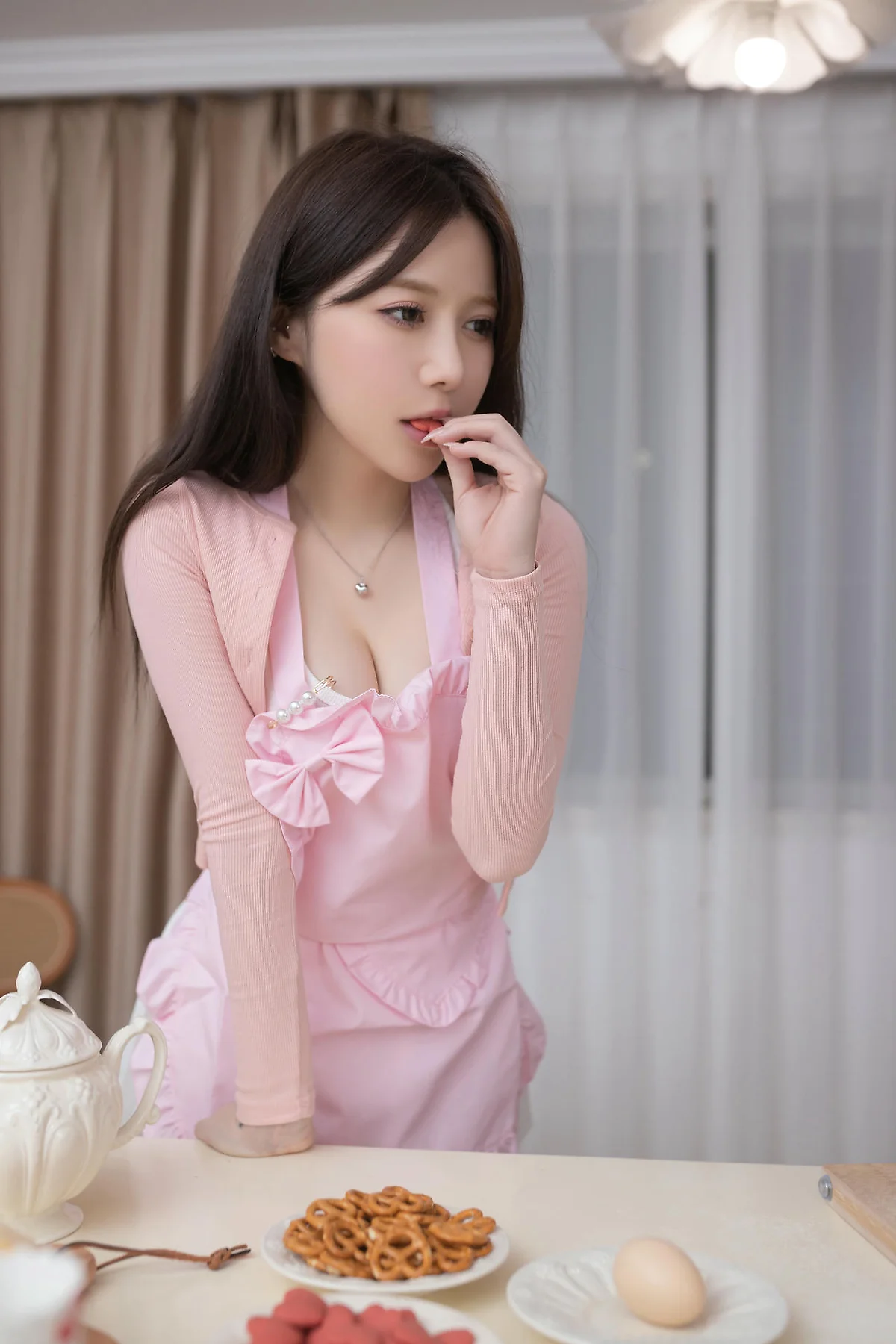XiuRen 秀人 No.N409 鱼子酱Fish厨娘性感粉色围裙 - 12
