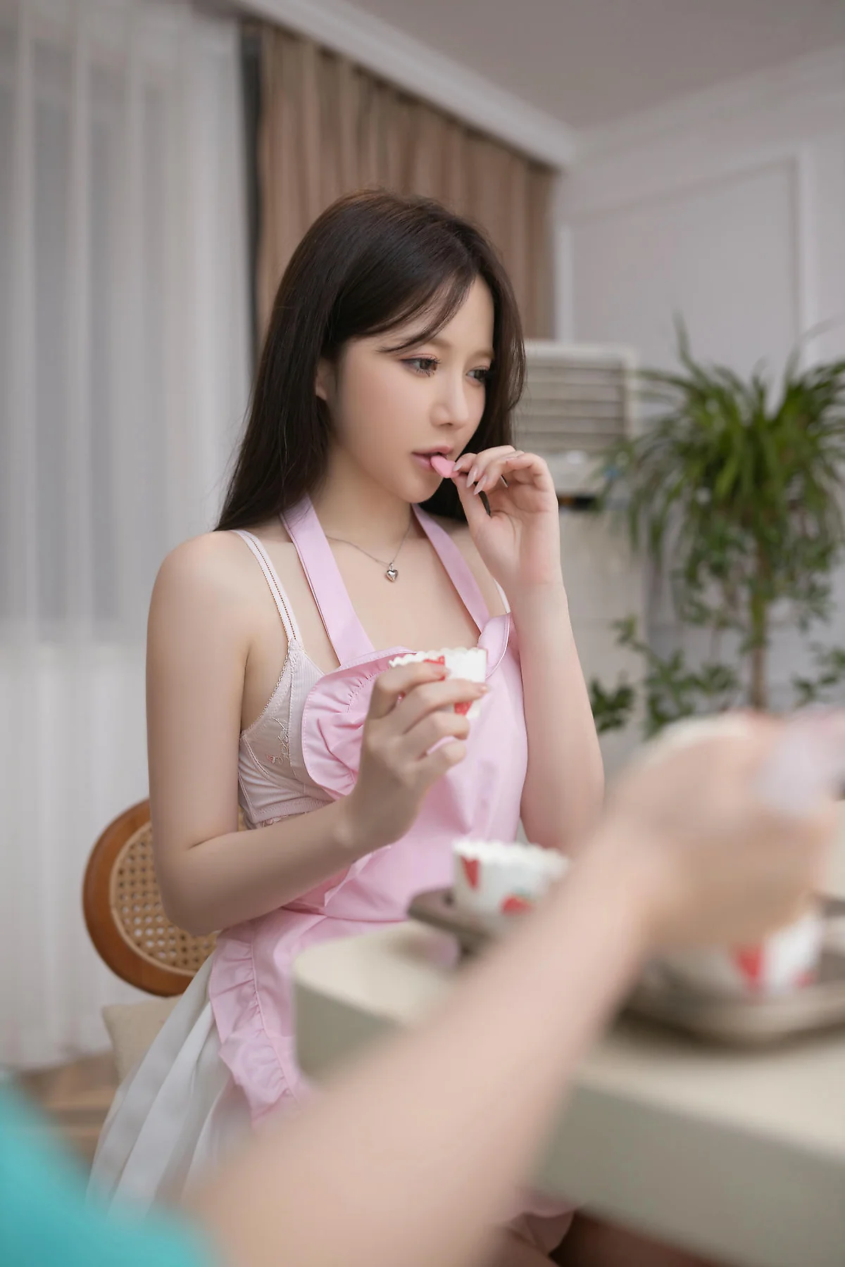 XiuRen 秀人 No.N409 鱼子酱Fish厨娘性感粉色围裙 - 27