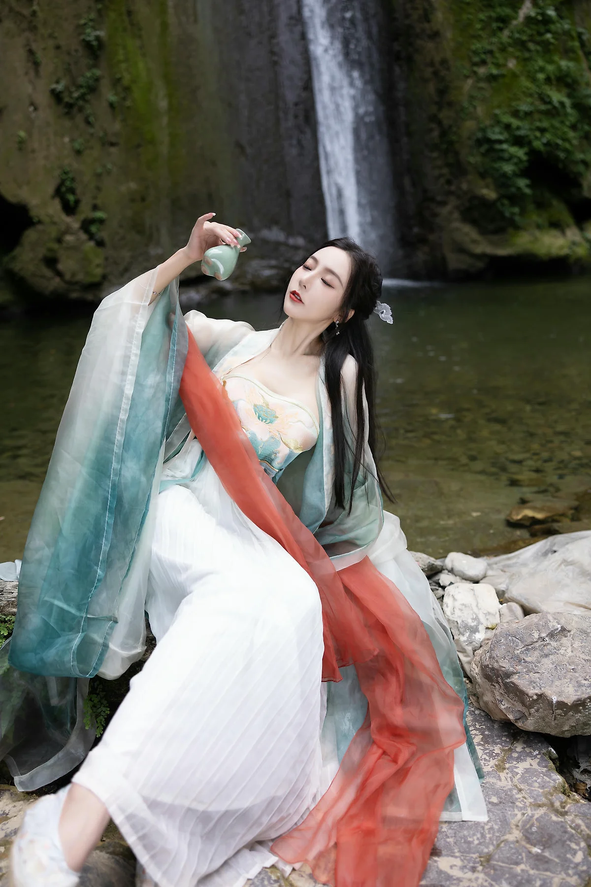 XiuRen 秀人 No.N473 王馨瑶古装瀑布主题写真 - 3