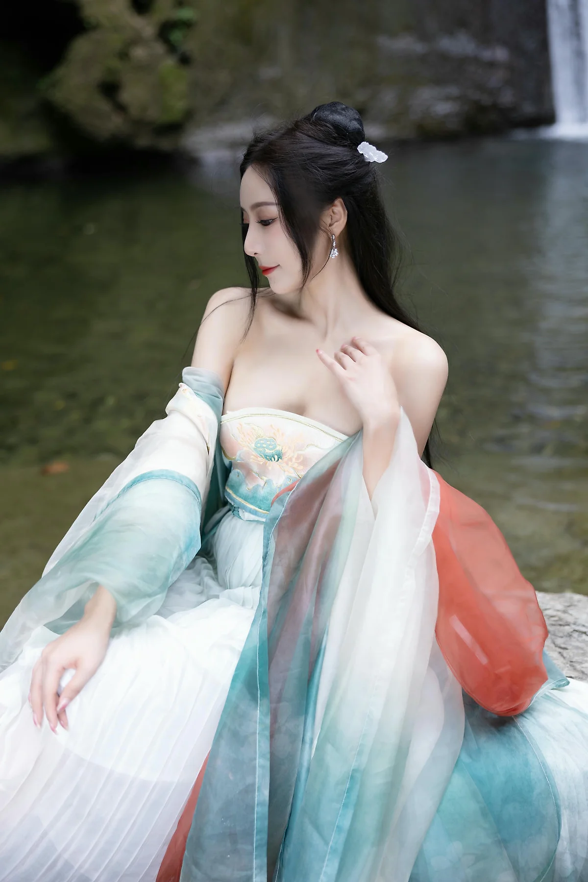 XiuRen 秀人 No.N473 王馨瑶古装瀑布主题写真 - 14