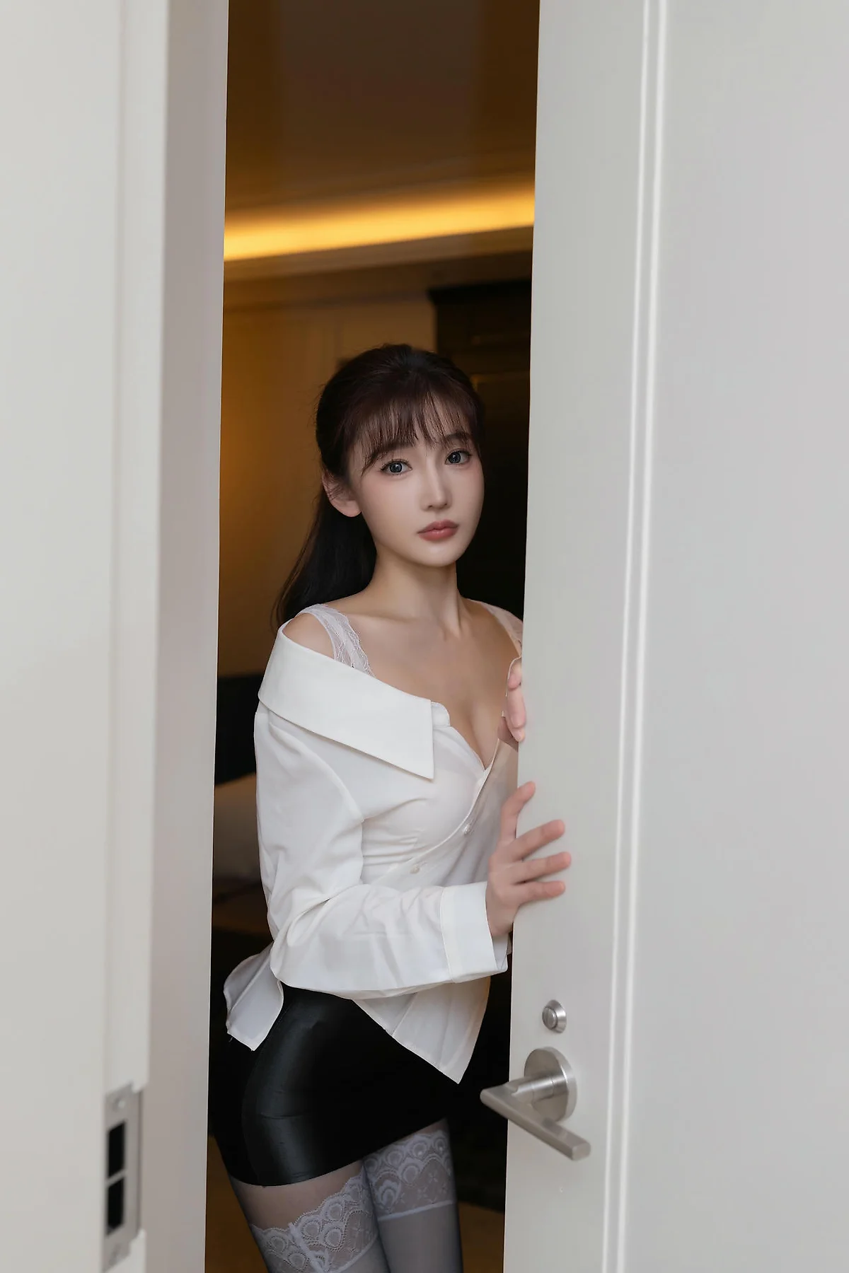 XiuRen 秀人 No.N489 陆萱萱高跟黑丝美腿 - 12