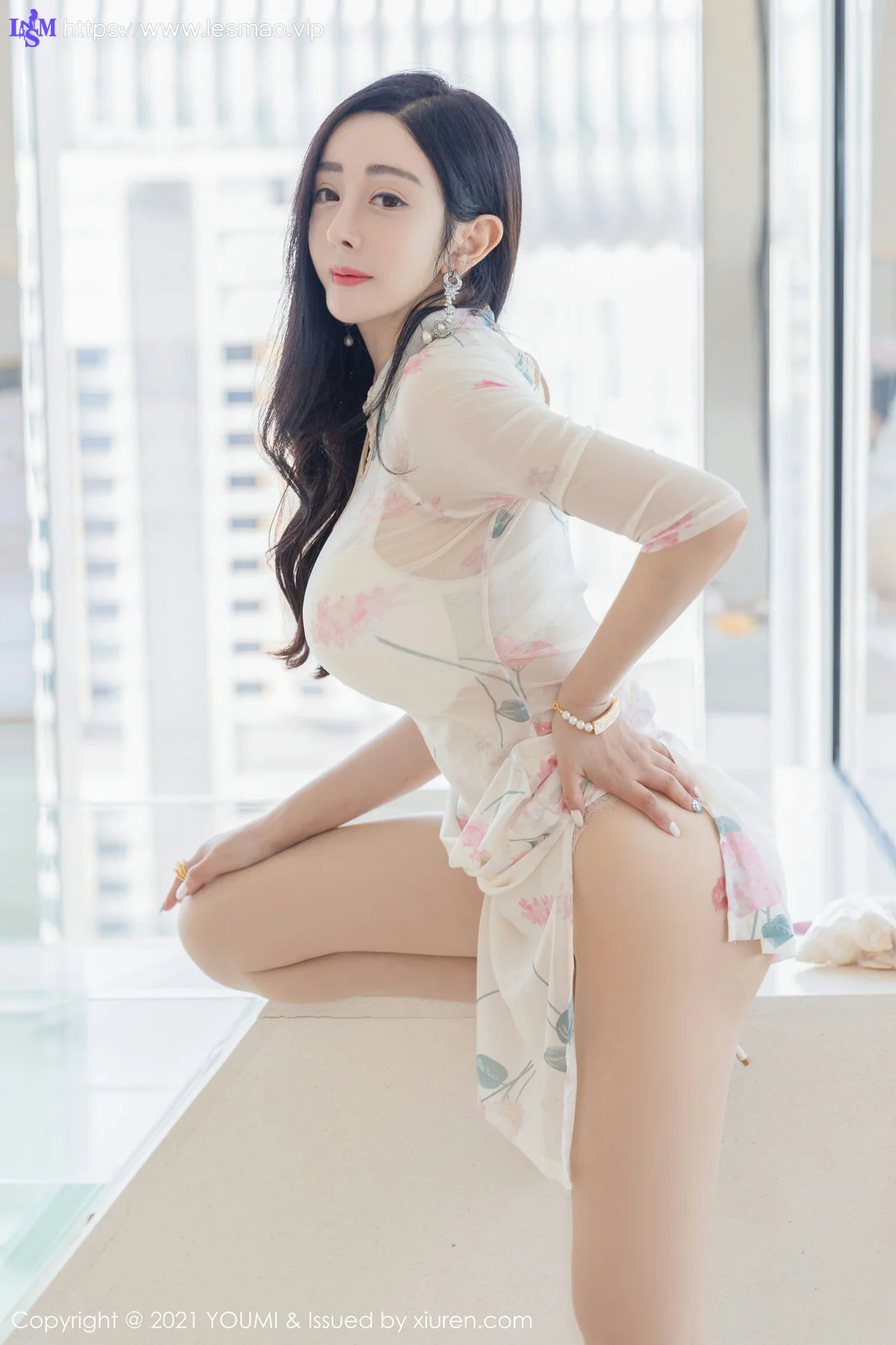 YOUMI 尤蜜荟 Vol.706 巨乳旗袍与极致丝袜 允爾 性感写真1 - 11