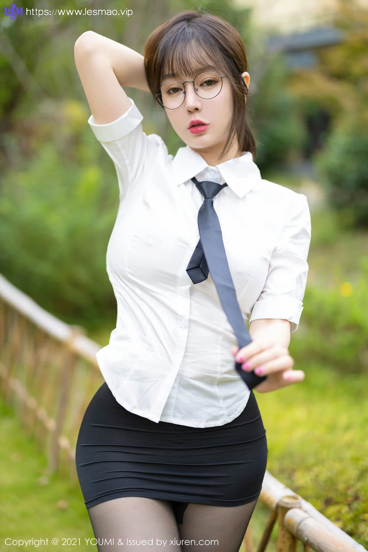 YOUMI 尤蜜荟 Vol.717 黑丝眼镜OL 王雨纯 成都旅拍1 - 6
