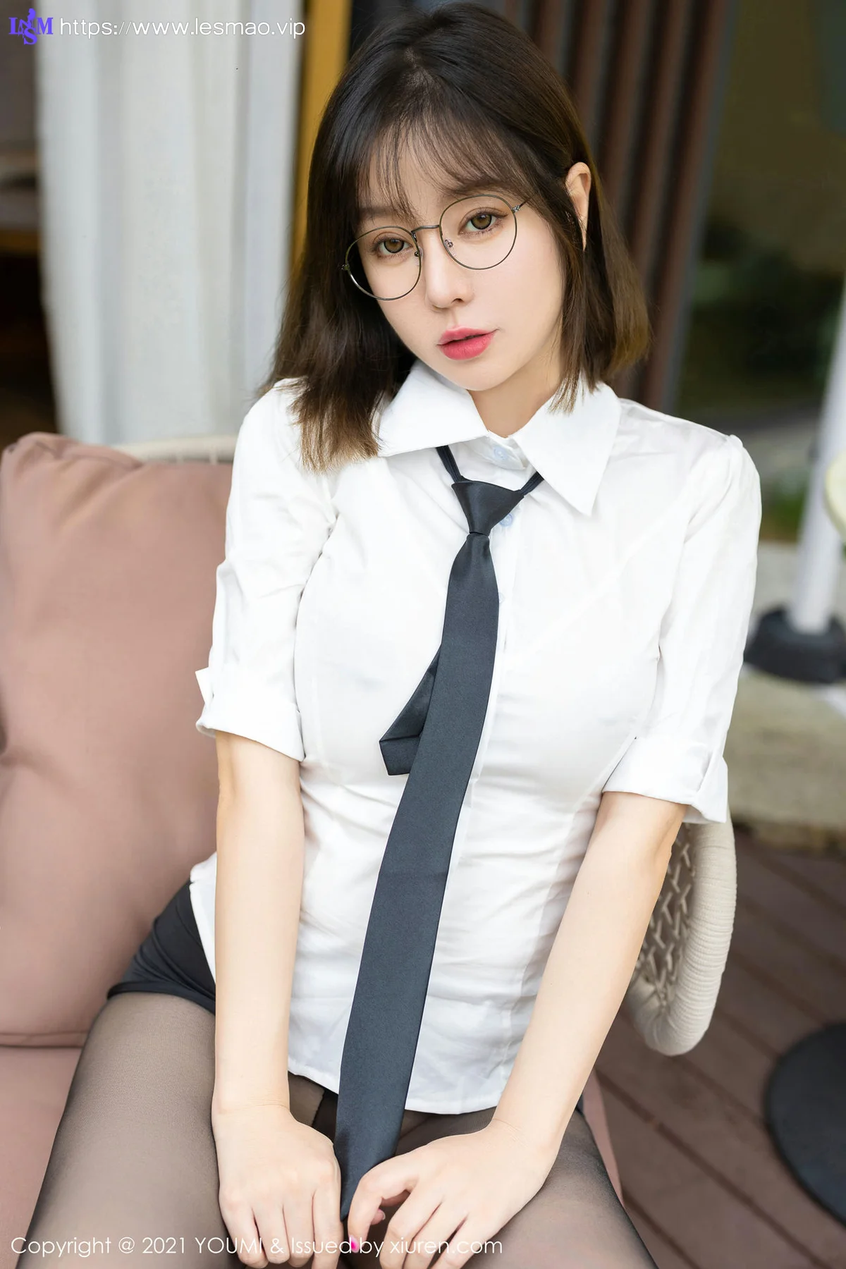 YOUMI 尤蜜荟 Vol.717 黑丝眼镜OL 王雨纯 成都旅拍1 - 26